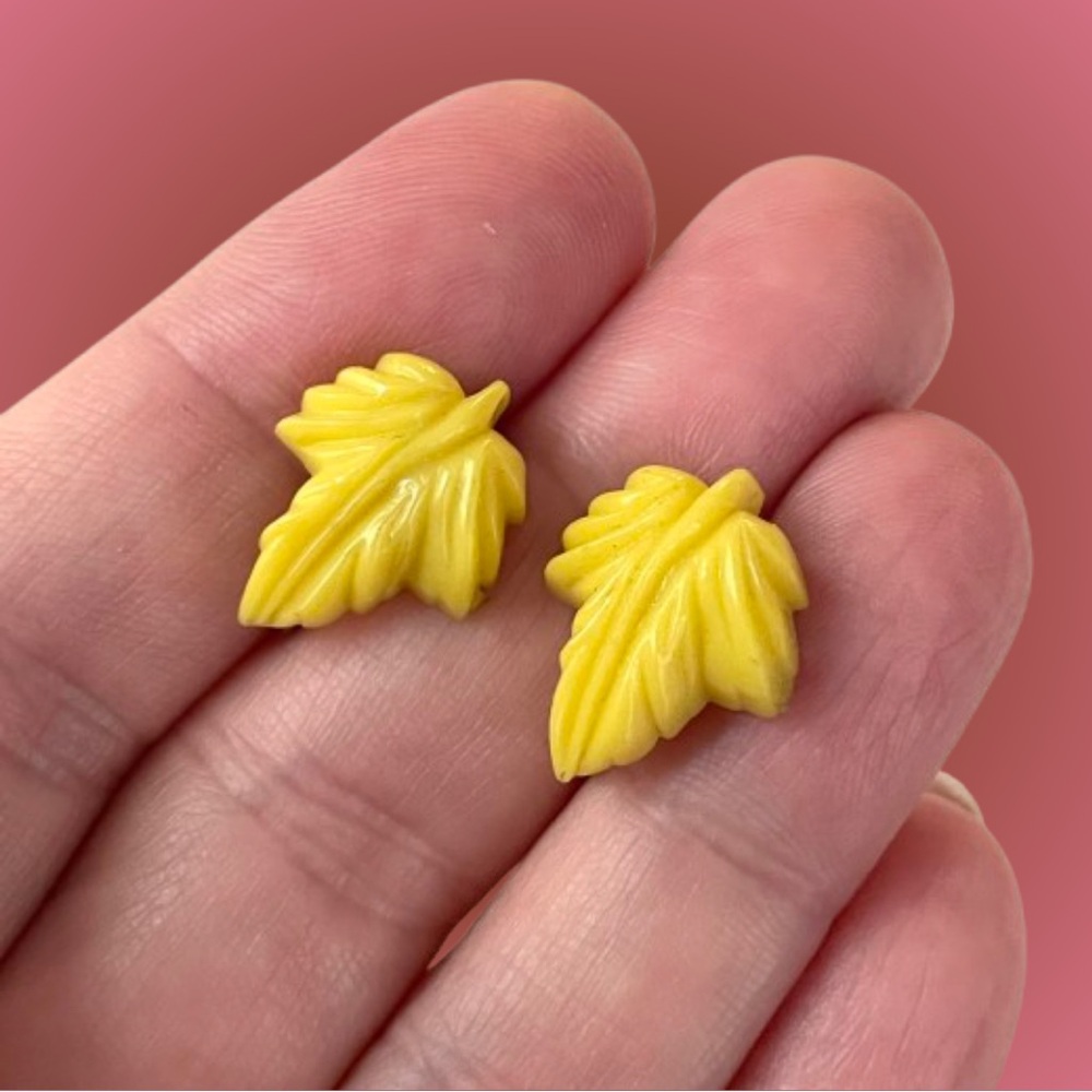 Vintage plastic/celluloid? leaf screwback earrings Autumnal